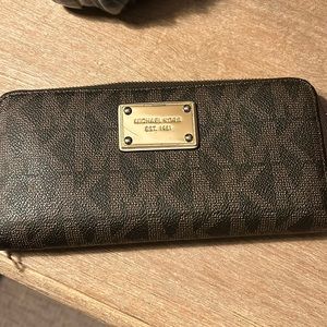 Michael Kors Lg Wallet